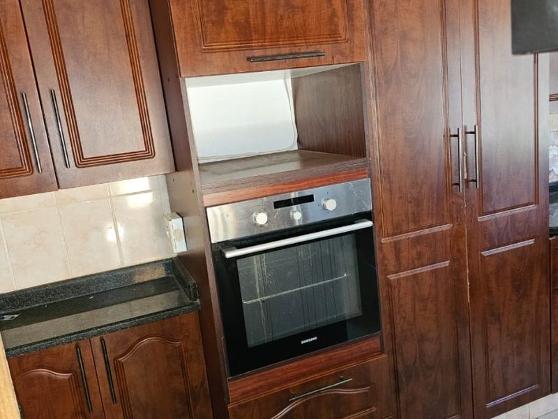 For Sale J Muledane, with borehole, 3 bedrooms,  - Photo 5