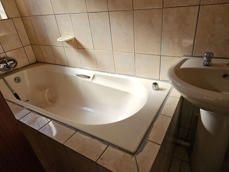 For Sale J Muledane, with borehole, 3 bedrooms,  - Photo 6