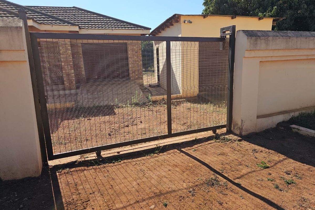 For Sale J Muledane, with borehole, 3 bedrooms,  - Photo 4