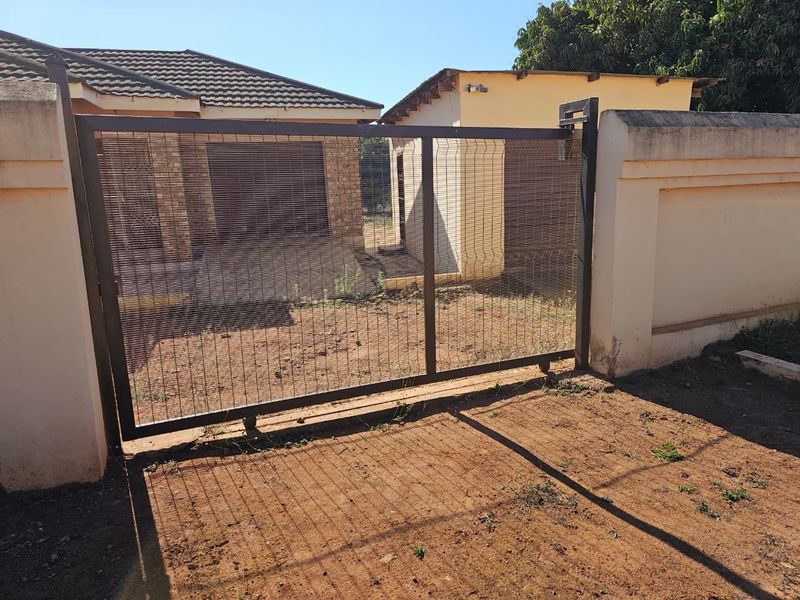 For Sale J Muledane, with borehole, 3 bedrooms,  - Photo 4