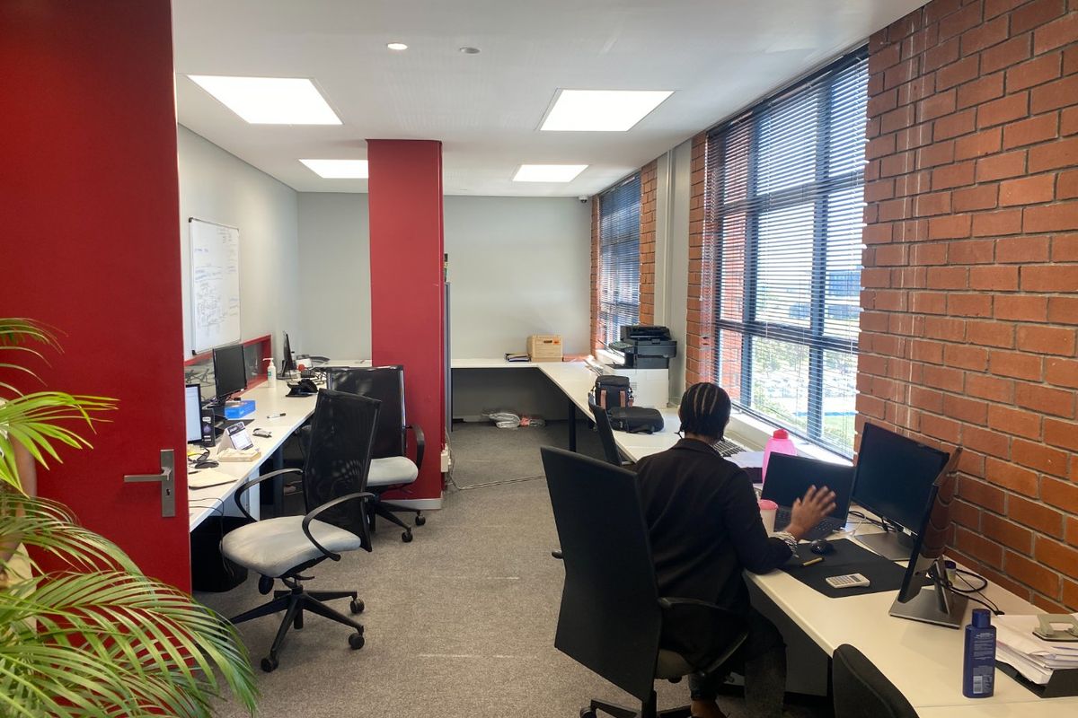 792m2 Commercial Space to Let  - Photo 2