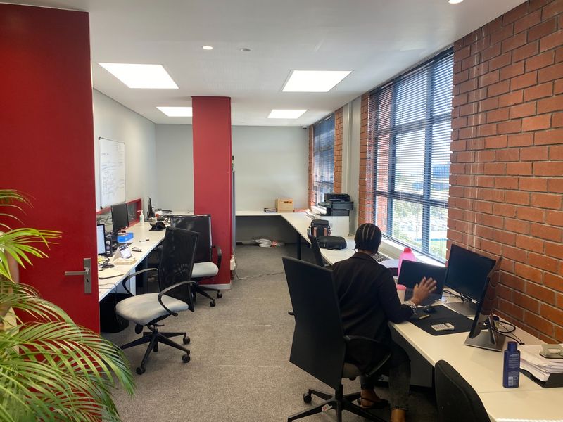 792m2 Commercial Space to Let  - Photo 2