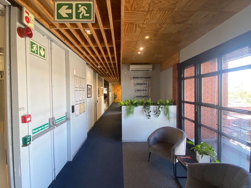 792m2 Commercial Space to Let  - Photo 3