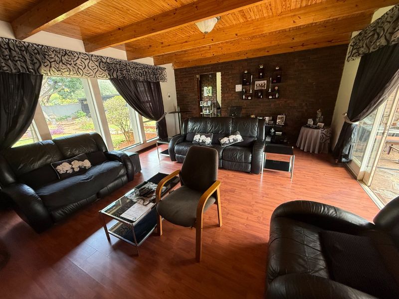 Lovely Family Home! - Photo 3