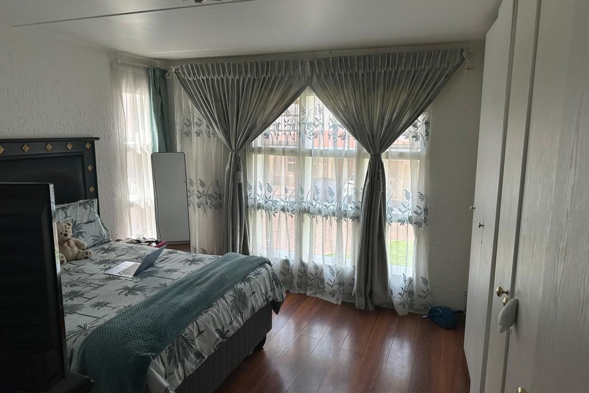 Buy a 3 bedroom 2 bathroom ground floor unit in Club Tuscany Complex, Mondeor. - Photo 5