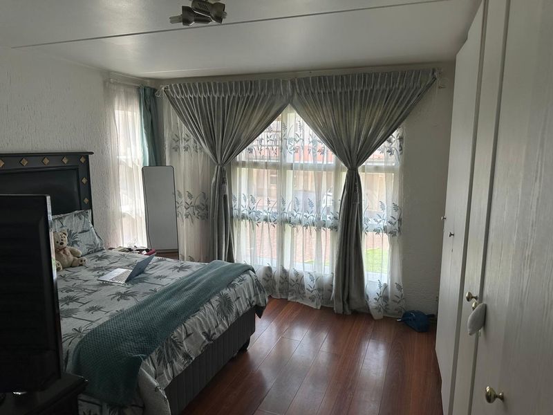 Buy a 3 bedroom 2 bathroom ground floor unit in Club Tuscany Complex, Mondeor. - Photo 5