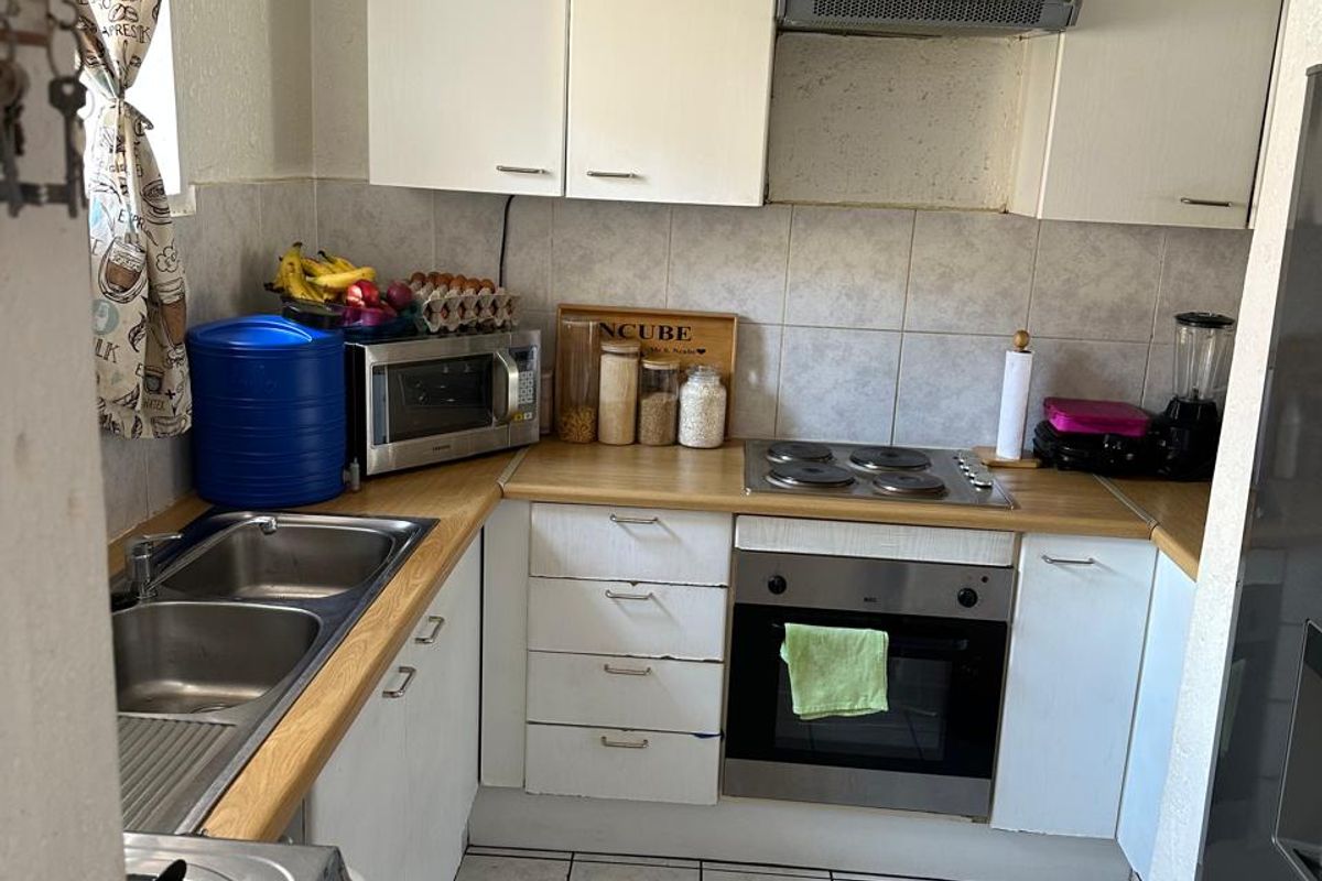 Buy a 3 bedroom 2 bathroom ground floor unit in Club Tuscany Complex, Mondeor. - Photo 3