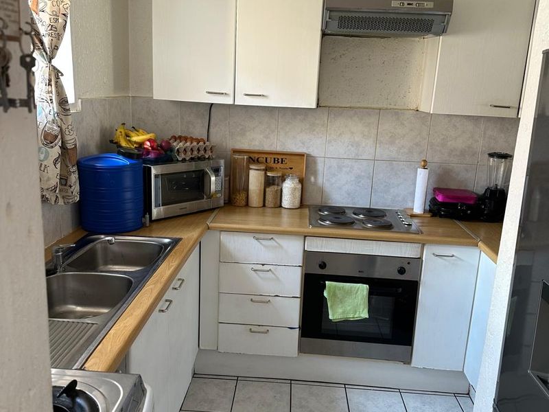 Buy a 3 bedroom 2 bathroom ground floor unit in Club Tuscany Complex, Mondeor. - Photo 3