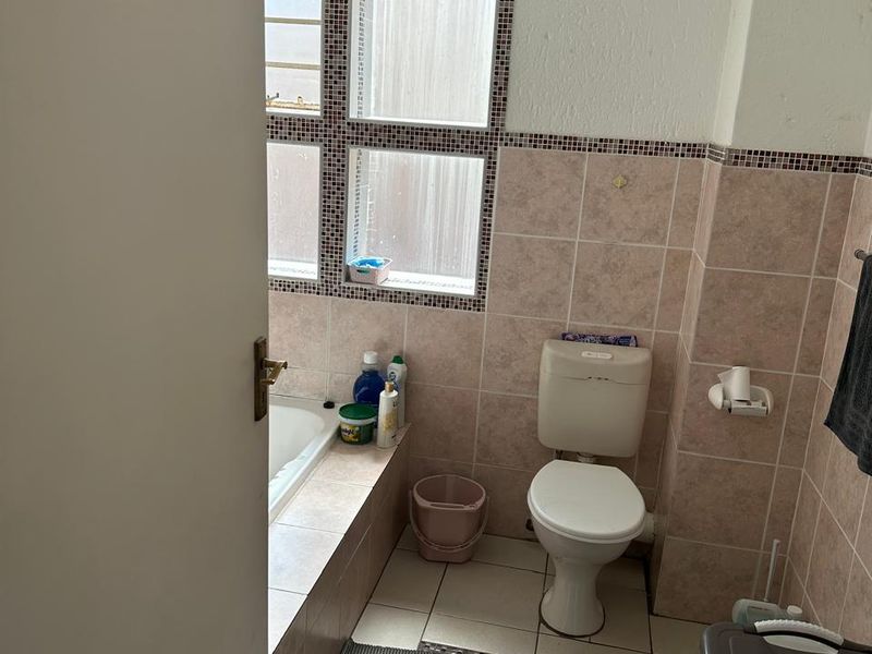 Buy a 3 bedroom 2 bathroom ground floor unit in Club Tuscany Complex, Mondeor. - Photo 10