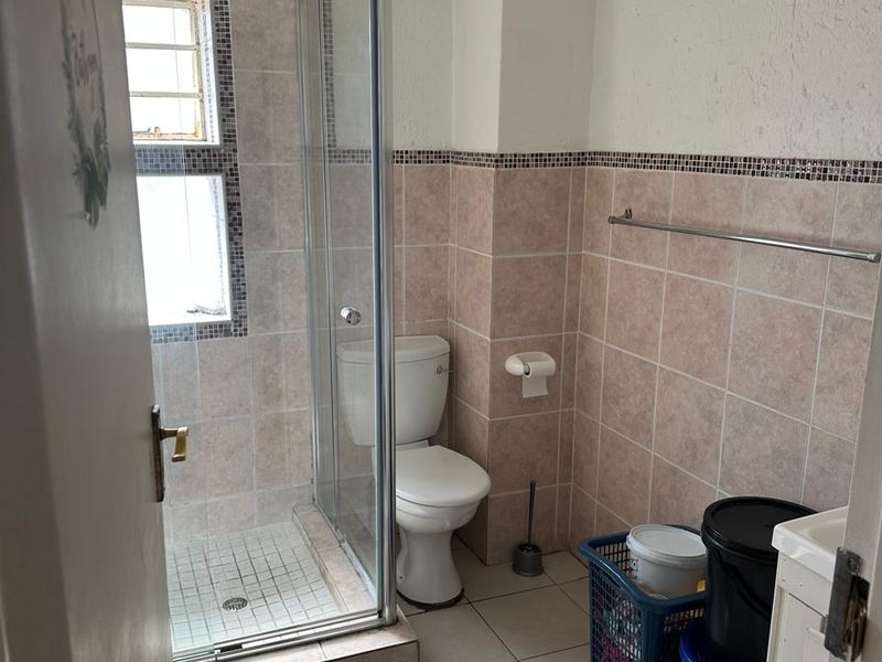 Buy a 3 bedroom 2 bathroom ground floor unit in Club Tuscany Complex, Mondeor. - Photo 9