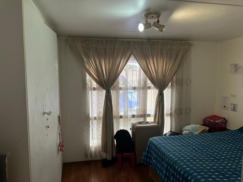 Buy a 3 bedroom 2 bathroom ground floor unit in Club Tuscany Complex, Mondeor. - Photo 6