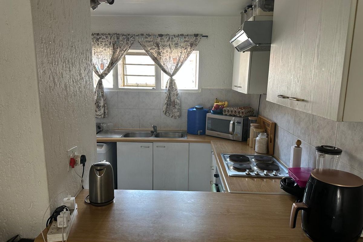 Buy a 3 bedroom 2 bathroom ground floor unit in Club Tuscany Complex, Mondeor. - Photo 4