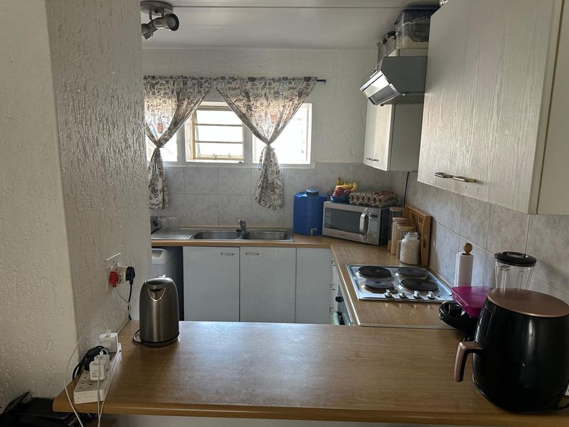 Buy a 3 bedroom 2 bathroom ground floor unit in Club Tuscany Complex, Mondeor. - Photo 4