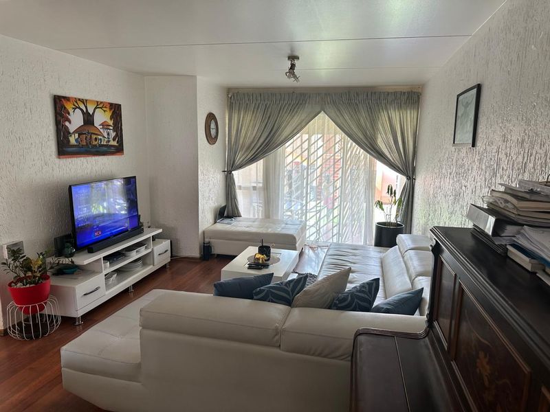 Buy a 3 bedroom 2 bathroom ground floor unit in Club Tuscany Complex, Mondeor. - Photo 2