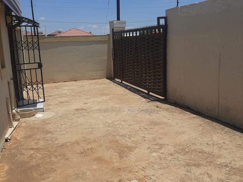 2-Bedroom Home in Glen Ridge Ext 16 - Photo 4