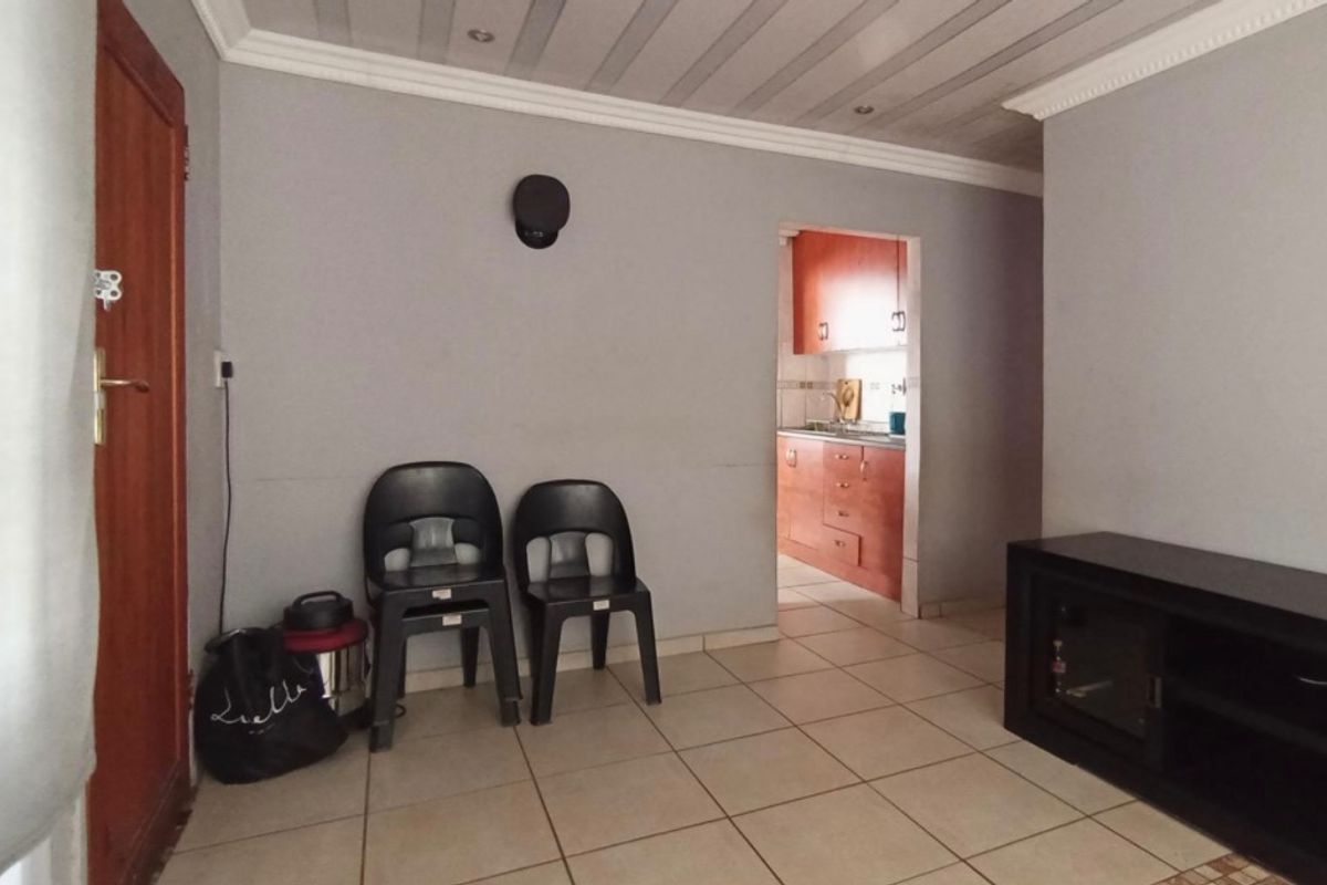 3 bedroom house for sale in lotus gardens  - Photo 4