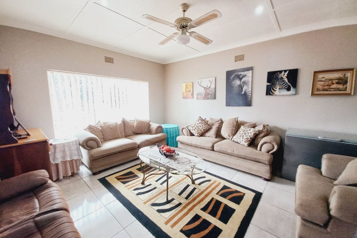 Spacious Renovated Family Home Offering Comfort, Security and Exceptional Entertainment in Gerdview, Germiston - Photo 3