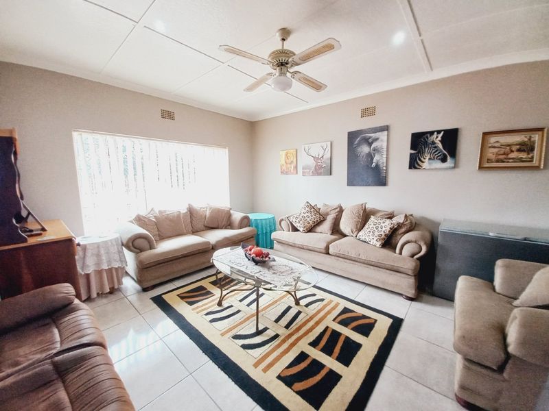 Spacious Renovated Family Home Offering Comfort, Security and Exceptional Entertainment in Gerdview, Germiston - Photo 3