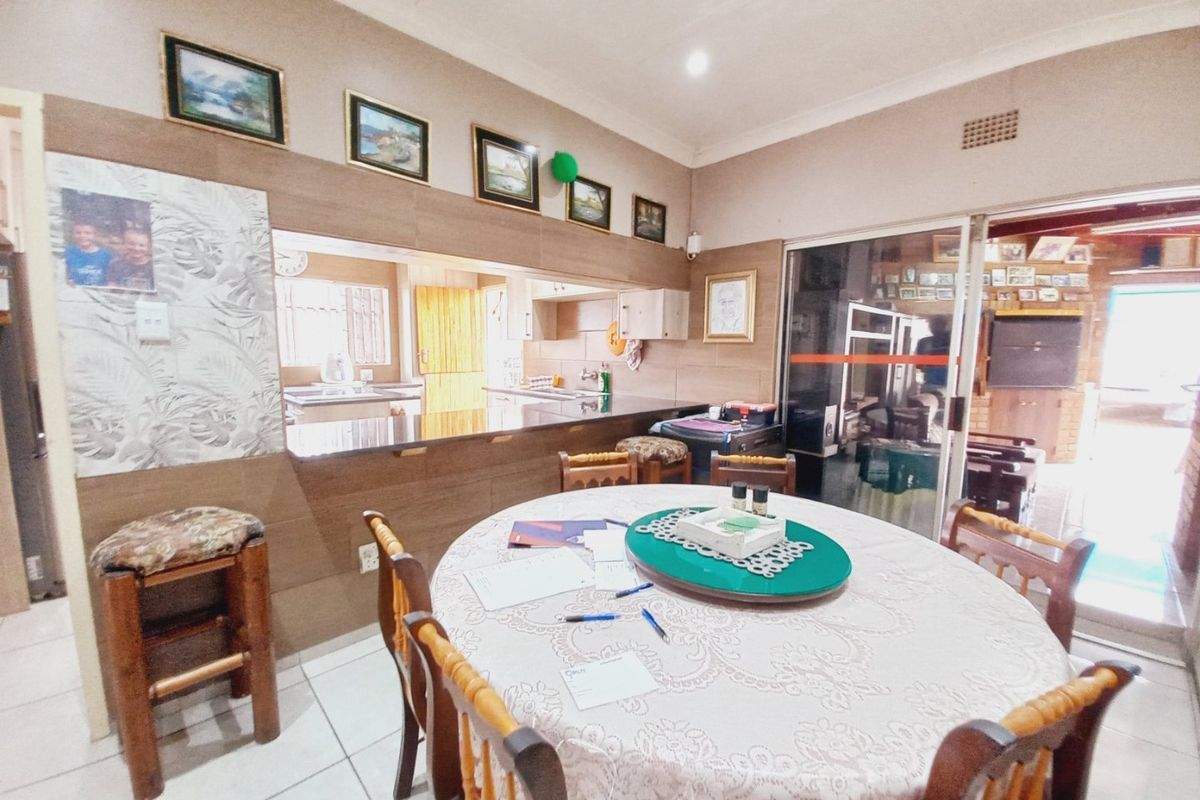 Spacious Renovated Family Home Offering Comfort, Security and Exceptional Entertainment in Gerdview, Germiston - Photo 4