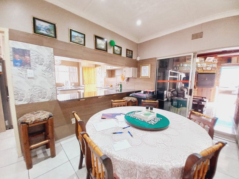 Spacious Renovated Family Home Offering Comfort, Security and Exceptional Entertainment in Gerdview, Germiston - Photo 4