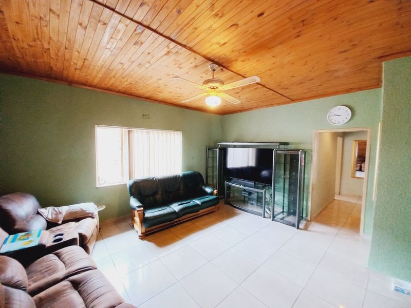 Spacious Renovated Family Home Offering Comfort, Security and Exceptional Entertainment in Gerdview, Germiston - Photo 10