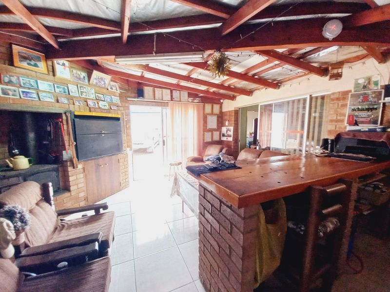 Spacious Renovated Family Home Offering Comfort, Security and Exceptional Entertainment in Gerdview, Germiston - Photo 9