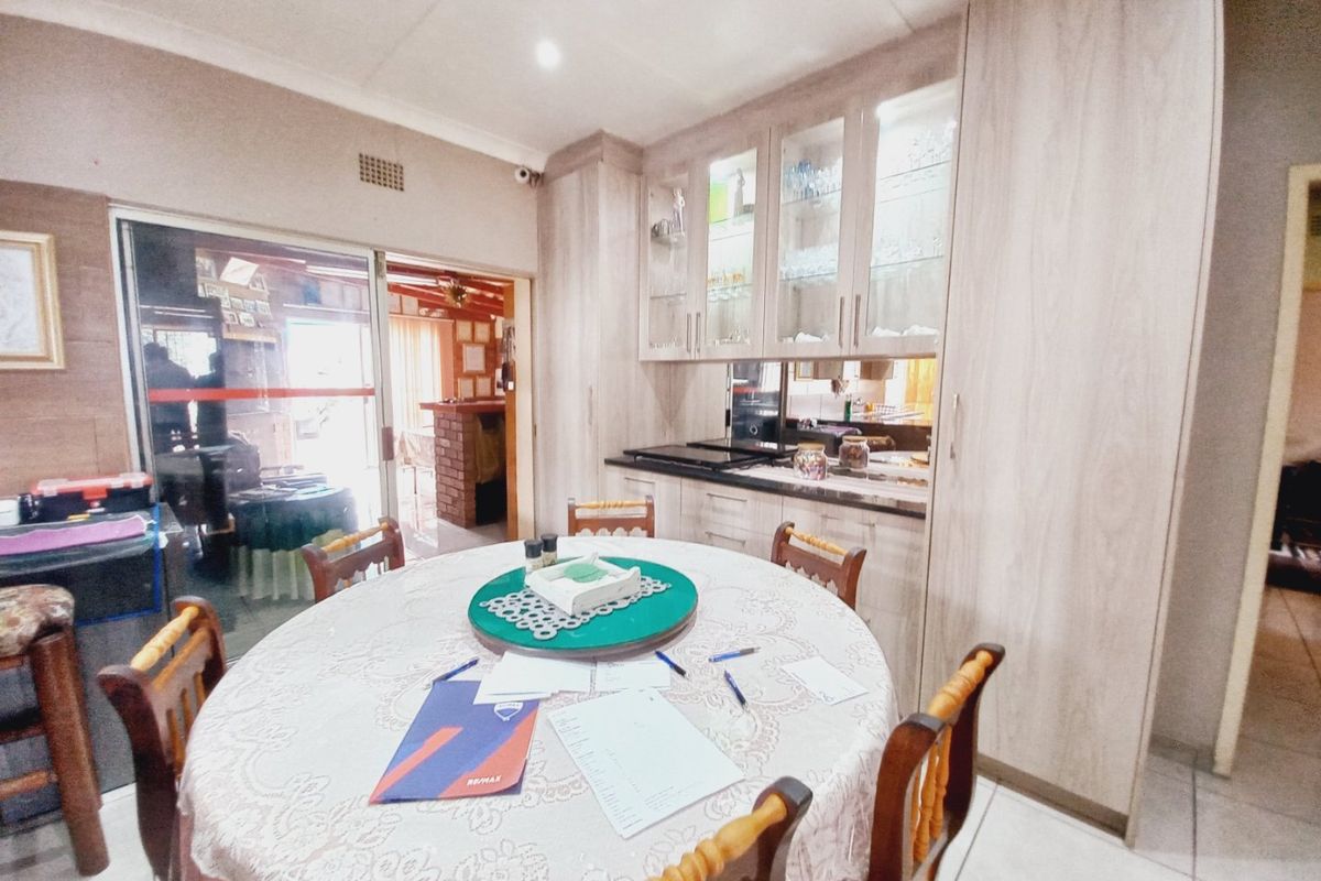 Spacious Renovated Family Home Offering Comfort, Security and Exceptional Entertainment in Gerdview, Germiston - Photo 5