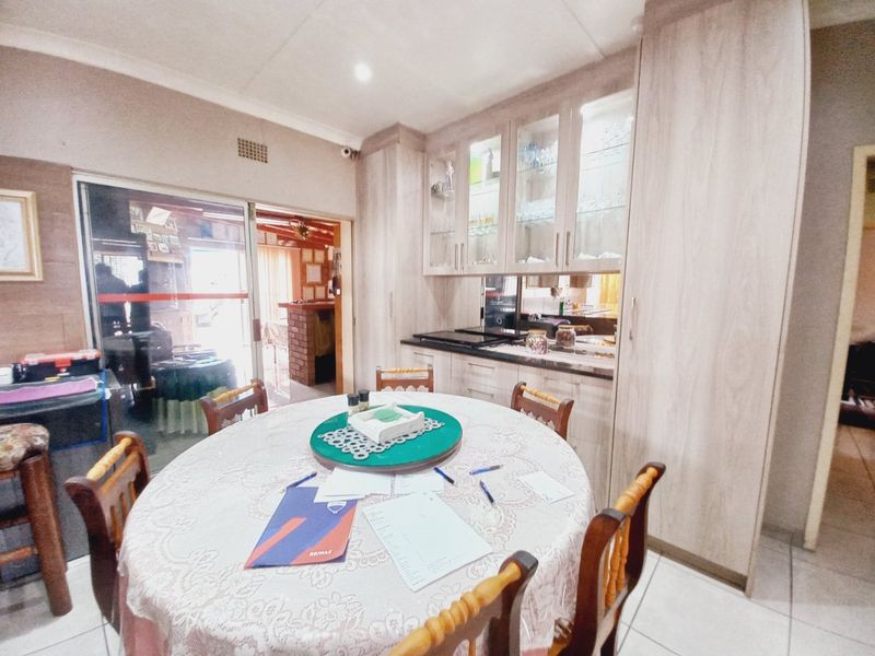 Spacious Renovated Family Home Offering Comfort, Security and Exceptional Entertainment in Gerdview, Germiston - Photo 5