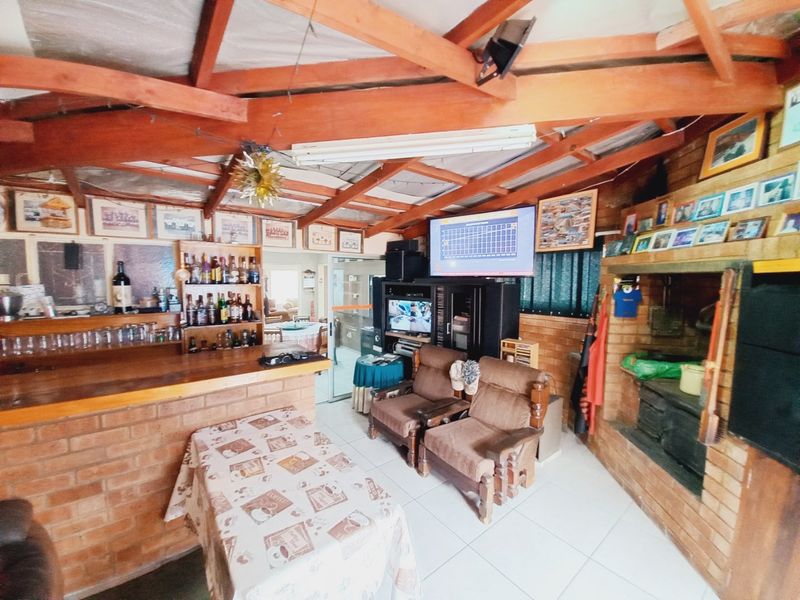 Spacious Renovated Family Home Offering Comfort, Security and Exceptional Entertainment in Gerdview, Germiston - Photo 8