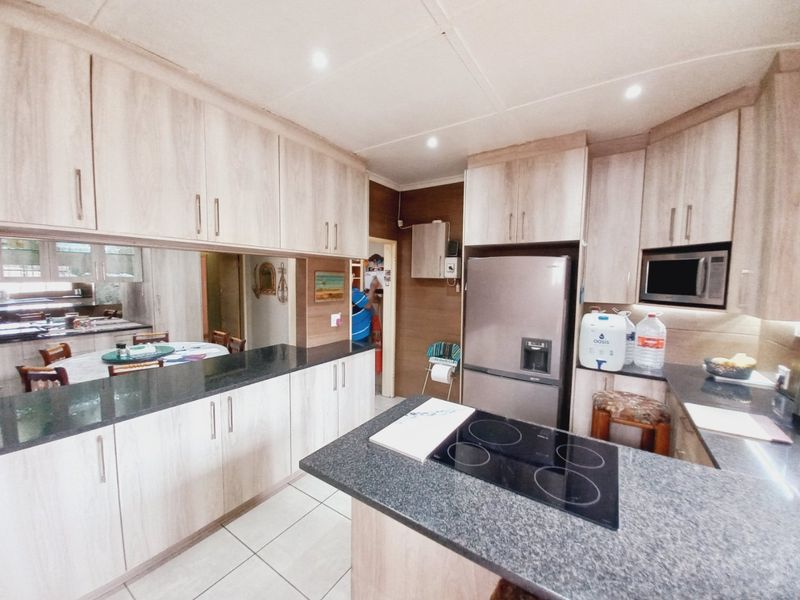 Spacious Renovated Family Home Offering Comfort, Security and Exceptional Entertainment in Gerdview, Germiston - Photo 7