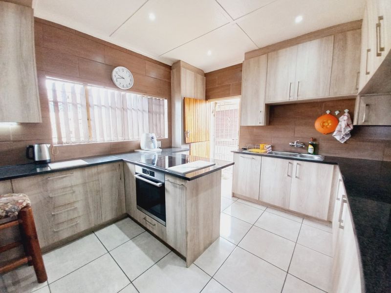 Spacious Renovated Family Home Offering Comfort, Security and Exceptional Entertainment in Gerdview, Germiston - Photo 6