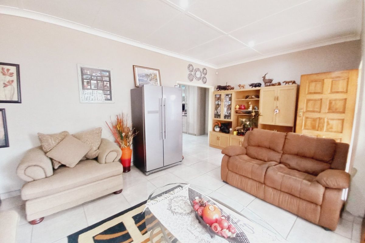 Spacious Renovated Family Home Offering Comfort, Security and Exceptional Entertainment in Gerdview, Germiston - Photo 2