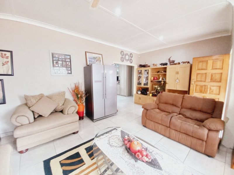 Spacious Renovated Family Home Offering Comfort, Security and Exceptional Entertainment in Gerdview, Germiston - Photo 2