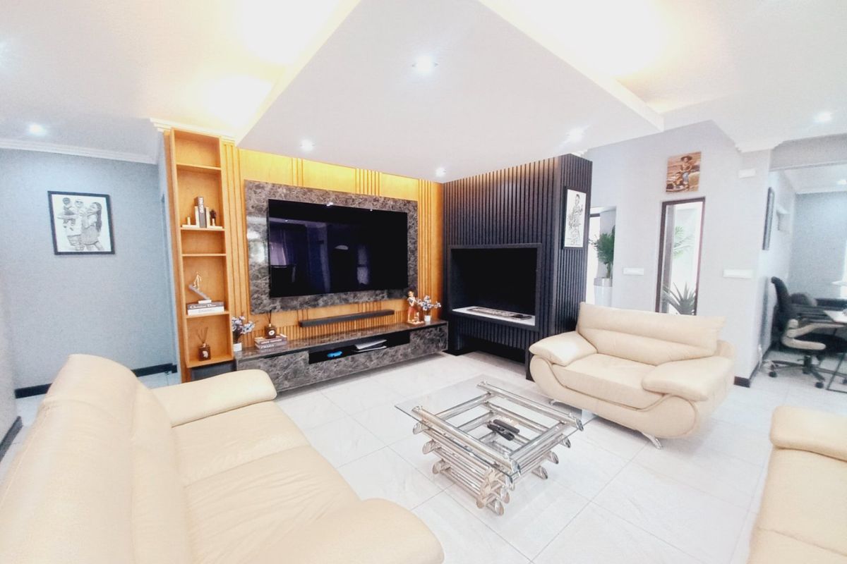 Luxurious Five-Bedroom Residence Offering Elegant Modern Living in the Prestigious Thornvalley Complex - Photo 3