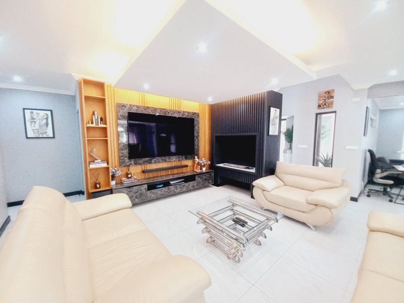 Luxurious Five-Bedroom Residence Offering Elegant Modern Living in the Prestigious Thornvalley Complex - Photo 3