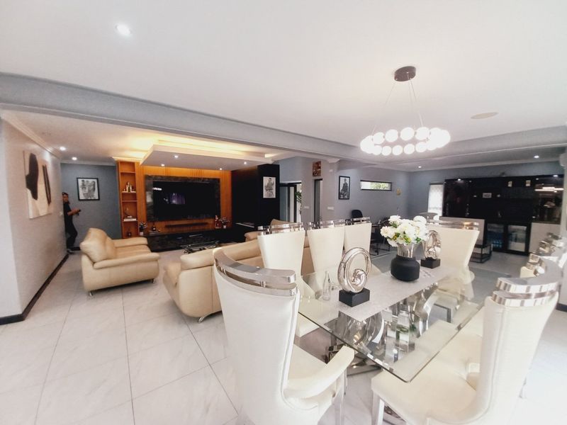 Luxurious Five-Bedroom Residence Offering Elegant Modern Living in the Prestigious Thornvalley Complex - Photo 4