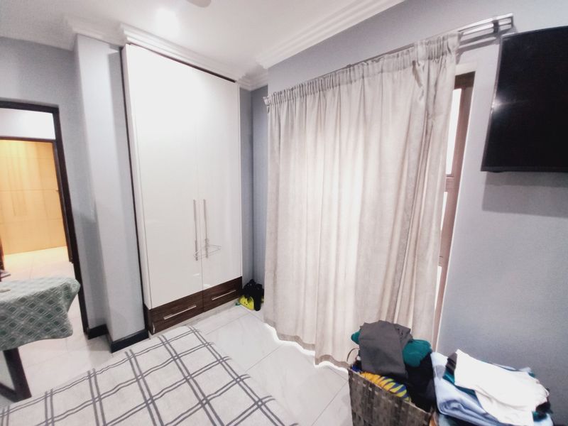 Luxurious Five-Bedroom Residence Offering Elegant Modern Living in the Prestigious Thornvalley Complex - Photo 9