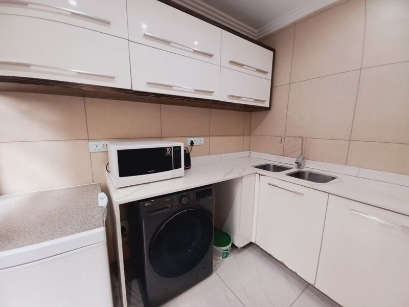 Luxurious Five-Bedroom Residence Offering Elegant Modern Living in the Prestigious Thornvalley Complex - Photo 8