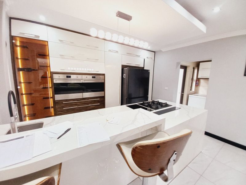 Luxurious Five-Bedroom Residence Offering Elegant Modern Living in the Prestigious Thornvalley Complex - Photo 7