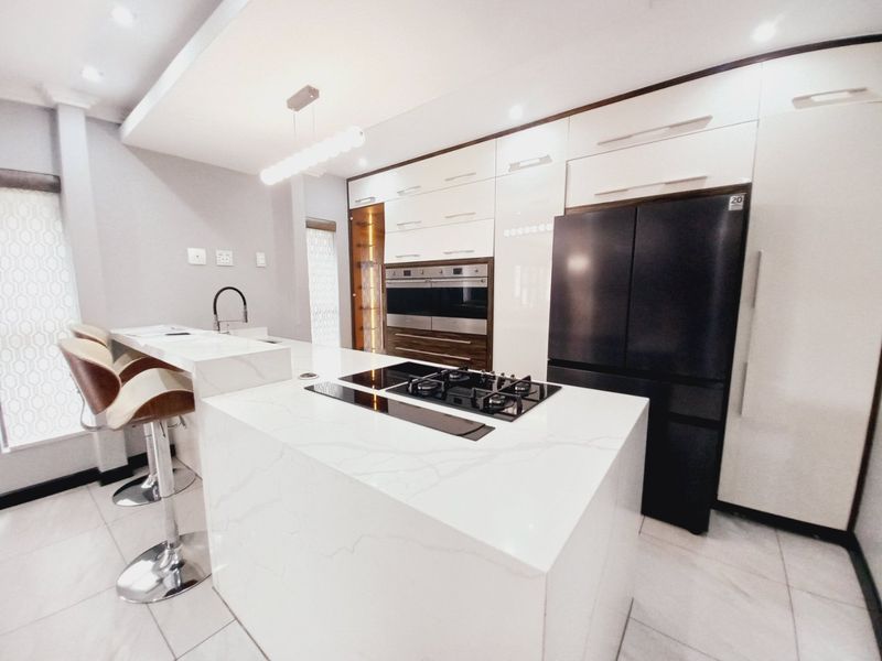 Luxurious Five-Bedroom Residence Offering Elegant Modern Living in the Prestigious Thornvalley Complex - Photo 6