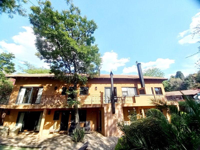 Executive Residential 12-Bedroom Guesthouse with classic Elegance - Photo 2