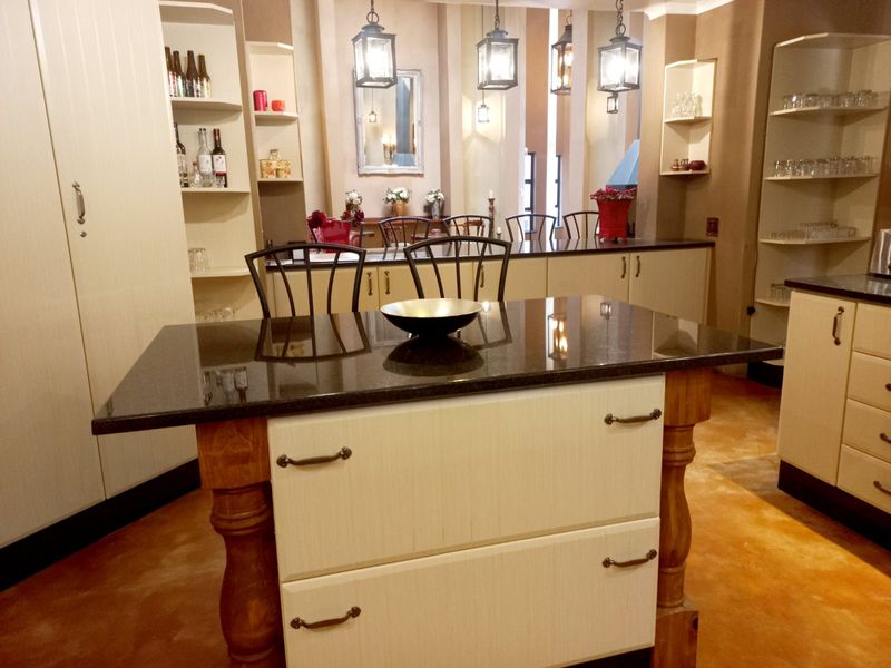 Executive Residential 12-Bedroom Guesthouse with classic Elegance - Photo 9