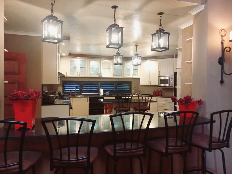 Executive Residential 12-Bedroom Guesthouse with classic Elegance - Photo 7