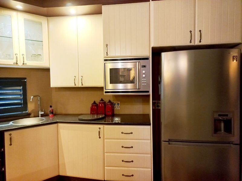 Executive Residential 12-Bedroom Guesthouse with classic Elegance - Photo 6