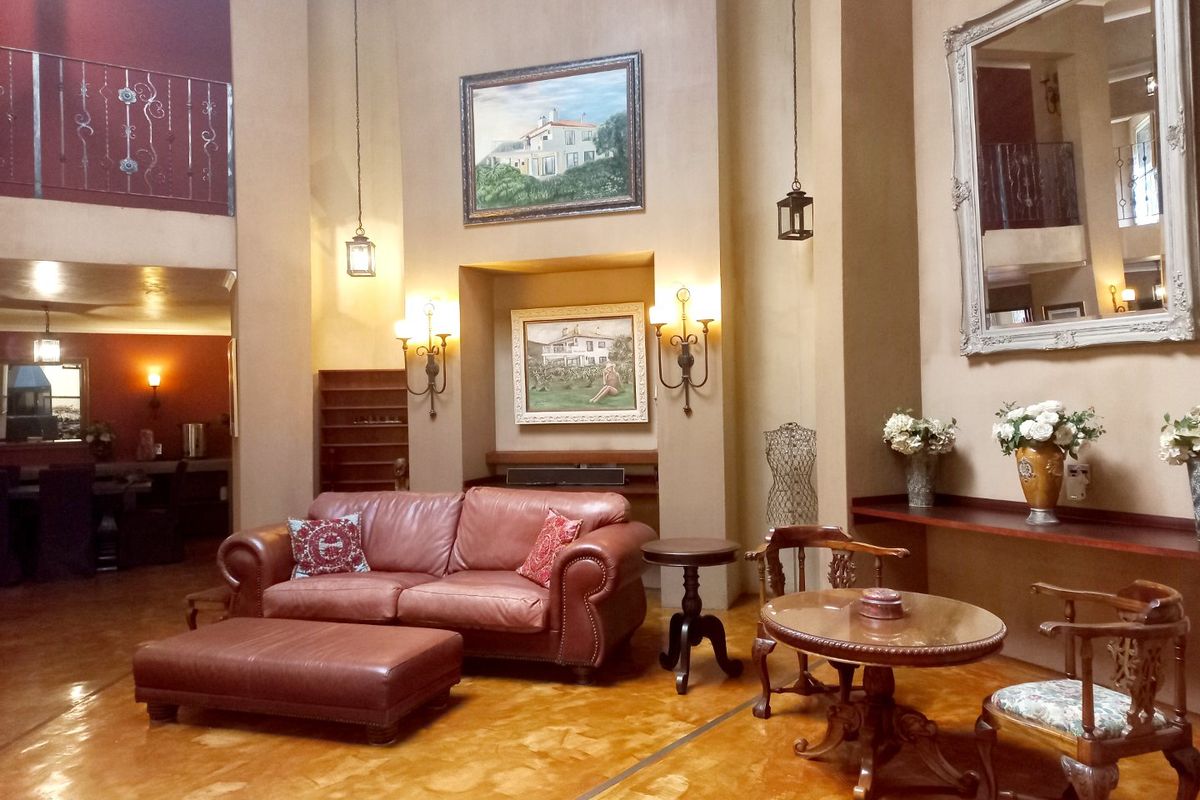 Executive Residential 12-Bedroom Guesthouse with classic Elegance - Photo 4