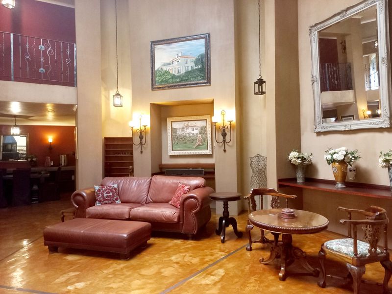 Executive Residential 12-Bedroom Guesthouse with classic Elegance - Photo 4
