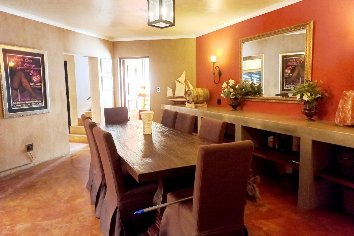 Executive Residential 12-Bedroom Guesthouse with classic Elegance - Photo 5