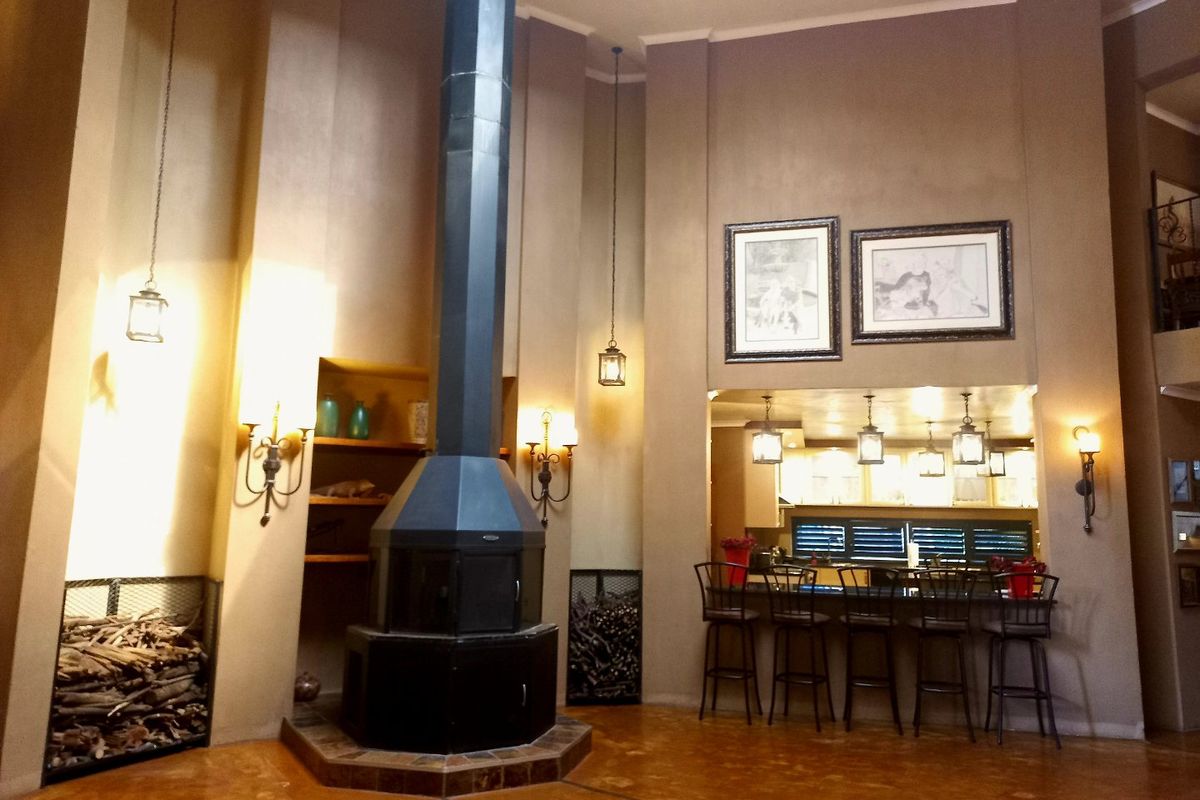 Executive Residential 12-Bedroom Guesthouse with classic Elegance - Photo 3