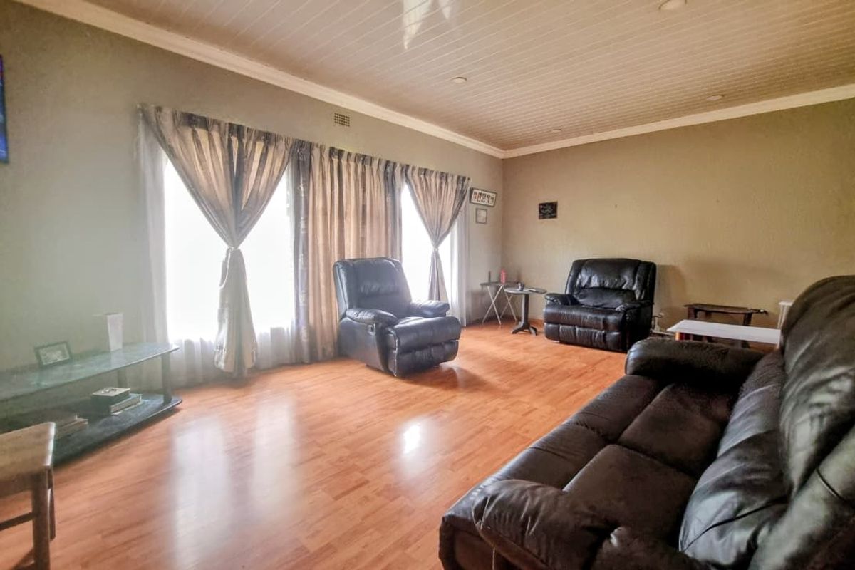 Sunlit Family Haven with Pool & Log Home Flat in Thriving Bedworth Park - Photo 3