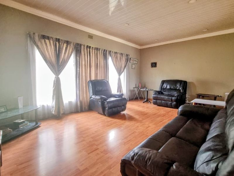 Sunlit Family Haven with Pool & Log Home Flat in Thriving Bedworth Park - Photo 3